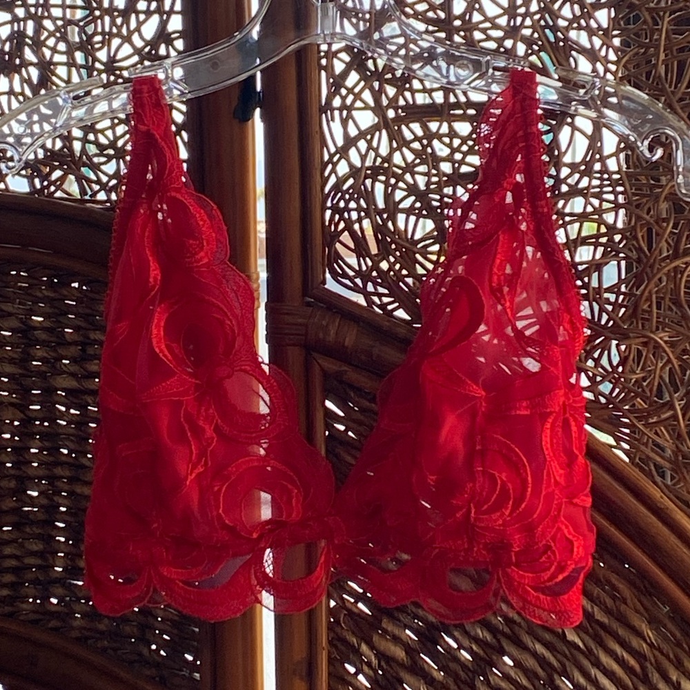 Victoria's Secret Red Lace Bralette MDD Intimates Sleepwear Excellent Condition.